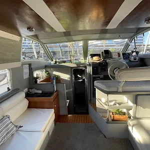 The Floating Hotel en barco Sant Adrià de Besòs